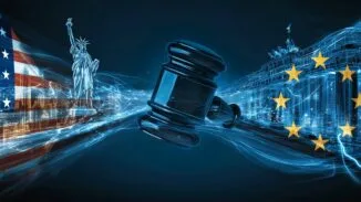 Auf der linken Seite werden die USA durch die US-Flagge und die Freiheitsstatue symbolisiert, auf der rechten Seite die EU durch die EU-Flagge und das Brandenburger Tor.